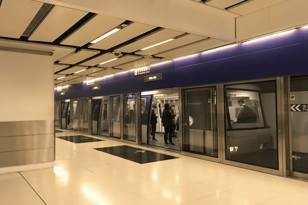 T&agrave;u điện ngầm kết nối nh&agrave; ga T1 với sảnh giữa